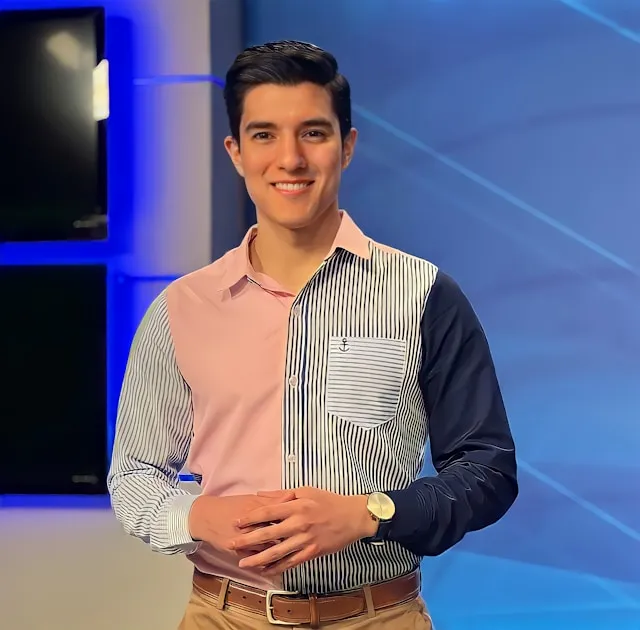 Homem bem vestido com relógio de pulso sorrindo