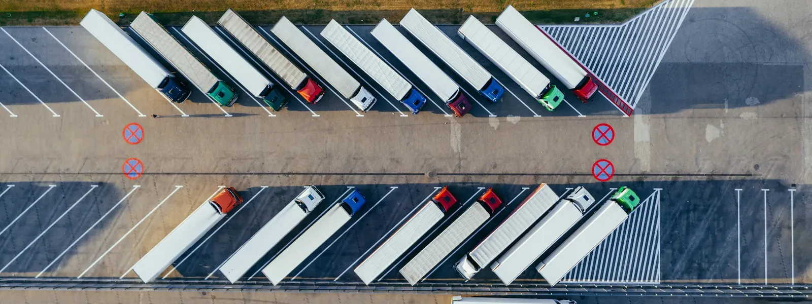 Carretas estacionadas em um pátio de logística visto de cima
