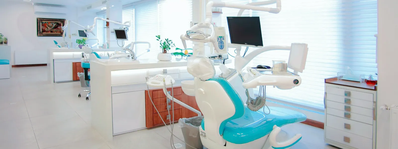 Clínica odontológica moderna com cadeiras e equipamentos avançados