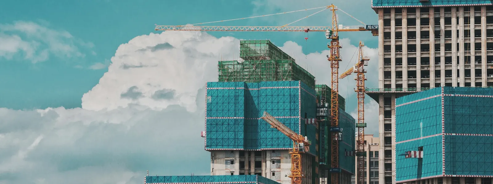 Construção de prédios com vários guindastes ao redor